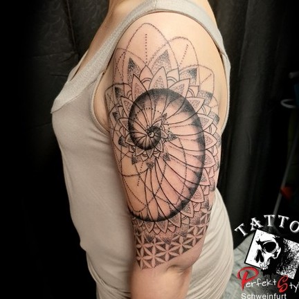 Geometrische Mandala-Spirale auf Schulter und Oberarm – eine meiner Black-and-Grey-Arbeiten