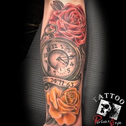 Taschenuhr mit Rosen auf dem Unterarm – Colour-Tattoo