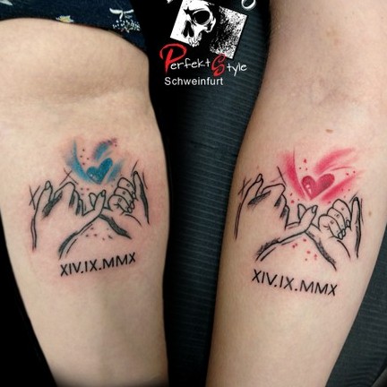 Partner-Tattoos: Berge mit Datum in feinem Lettering auf beiden Unterarmen